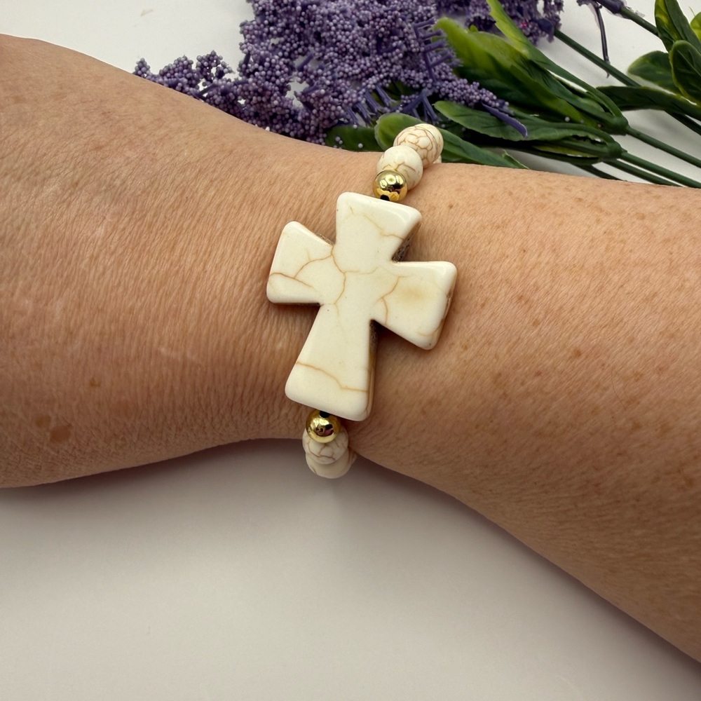 New Artisan Made Cream Cross Beaded Stretch Bracelet